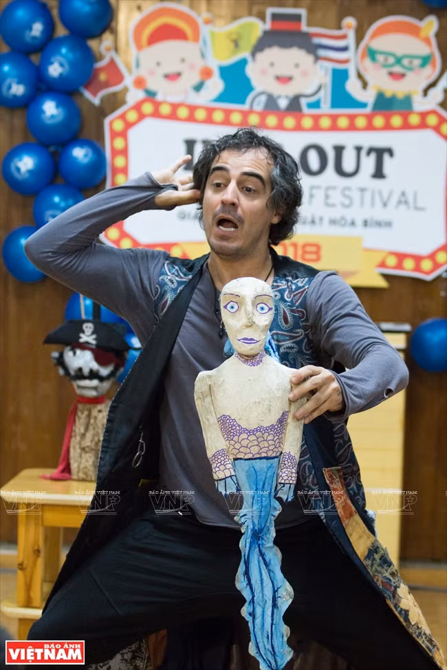 巴西著名木偶戏艺术家Fábio Emilio Superbi进行演绎。越南画报记者 山 义