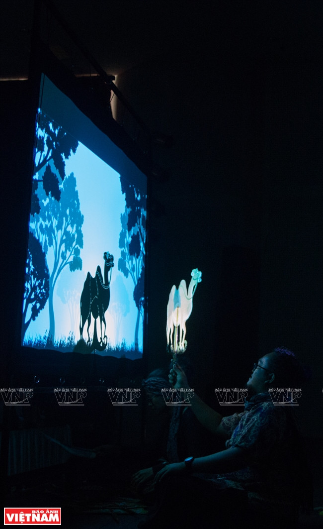 印尼著名木偶戏艺术家Wahyu Dunung Raharjo进行现场演出。越南画报记者 山义