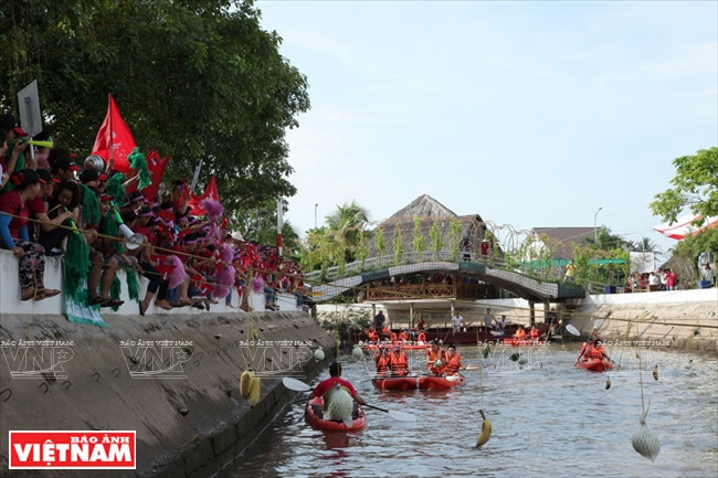 游客体验南部传统民间游戏。图自《越南画报》
