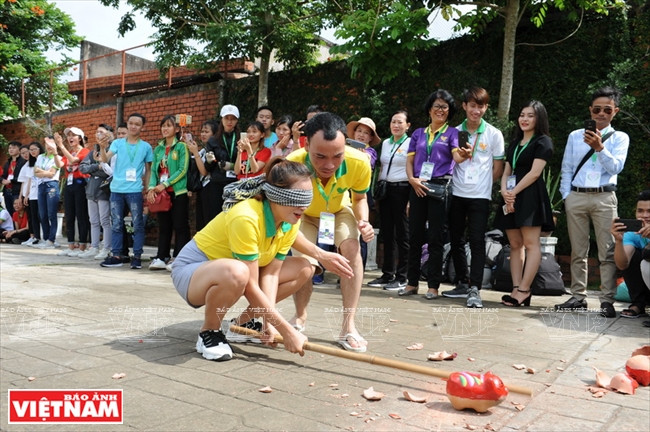 砸泥猪民间游戏深受游客喜爱。图自《越南画报》