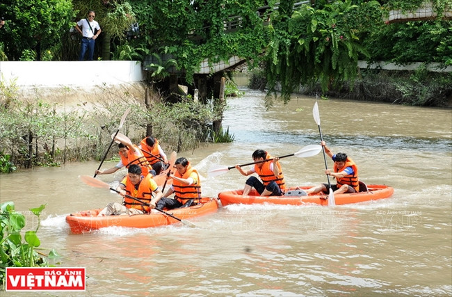 在常青度假区举行的赛船。图自《越南画报》