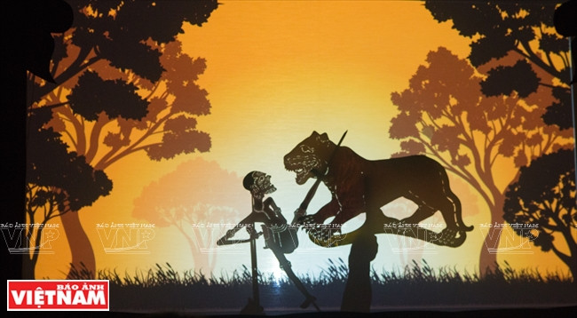 独特的印尼传统木偶戏表演。越南画报记者 山 义