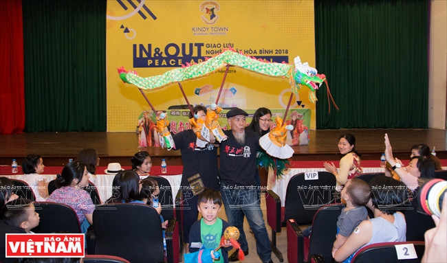 中国台湾木偶戏艺术家进行现场演出。越南画报记者 山 义