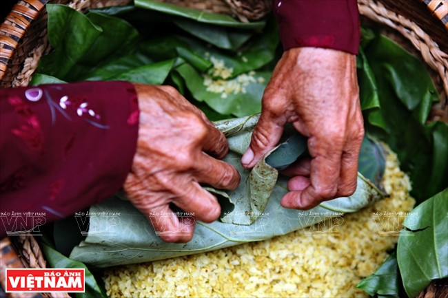 扁糯米用荷叶仔细地包起来，用绿色的稻草绑住，很好看。 越南画报记者 必山/功达