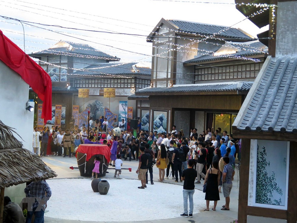 游客们在会安印象公园观看杂技表演。越通社记者 杜长 摄