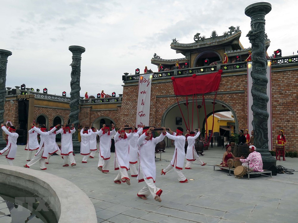 会安印象公园的占足舞蹈节目。越通社记者 杜长 摄