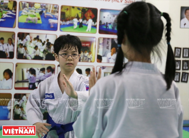 孩子们一起锻炼合气道。