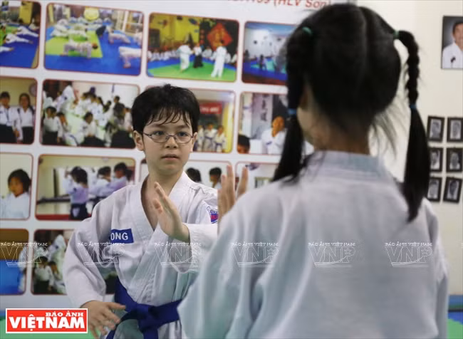 孩子们一起锻炼合气道。