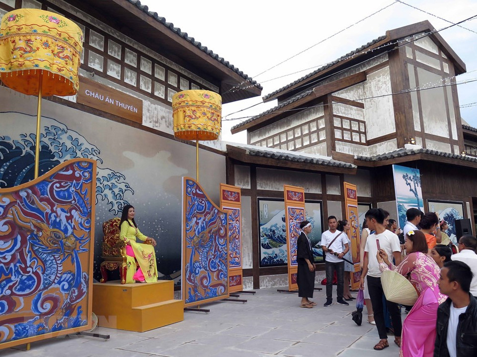 游客们在会安印象公园拍摄。越通社记者 杜长 摄