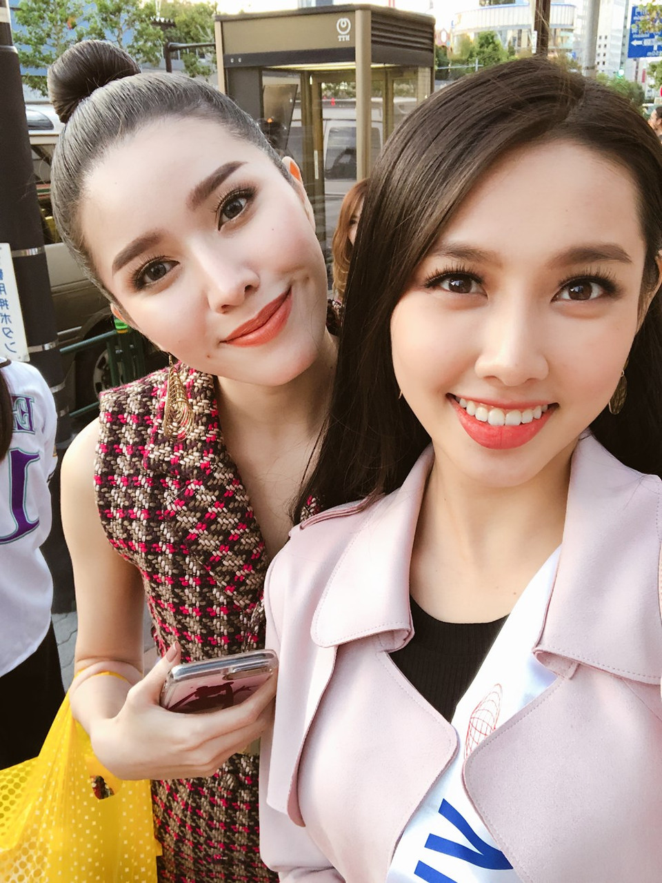 阮菽垂仙和各国选手自拍合影。图自越通社