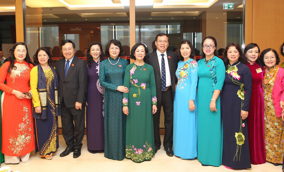 国家代主席邓氏玉盛和国会代表合影。图自越通社