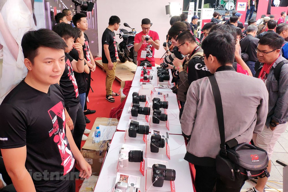 2018年第13次佳能摄影马拉松活动吸引了3700多名摄影爱好者参加。图自越通社