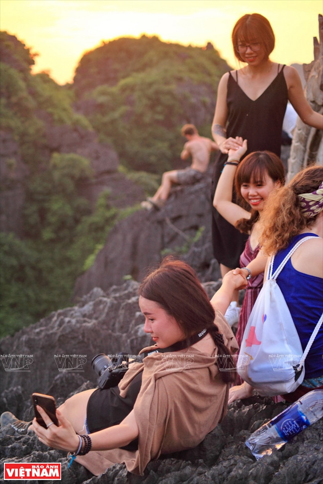 舞洞吸引许多国内外年轻游客前来探索。图自越通社