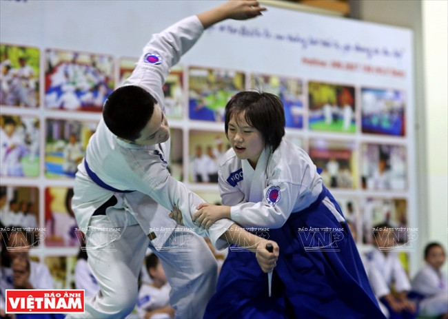 孩子们认真地锻炼合气道。