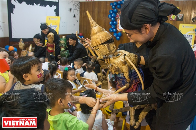 泰国艺术家与小孩子们交流。越南画报记者 山 义