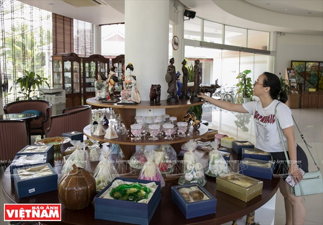 游客在常青度假区选购纪念品。图自《越南画报》