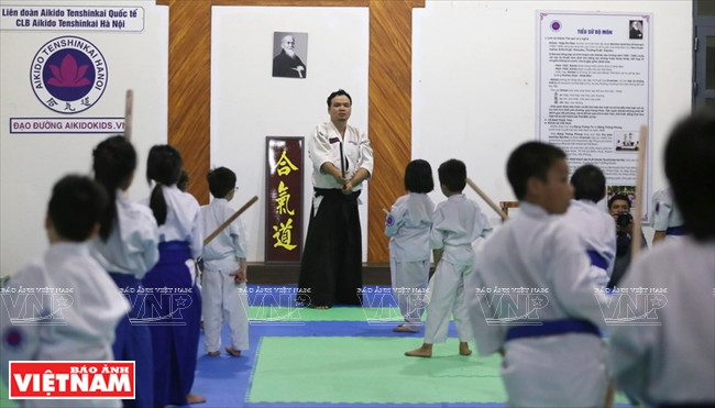 合气道 Tenshinkai道场负责人范龙山同孩子们一起锻炼合气道。