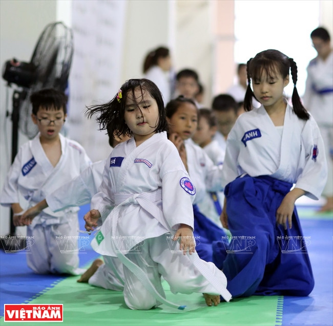 孩子们锻炼合气道。