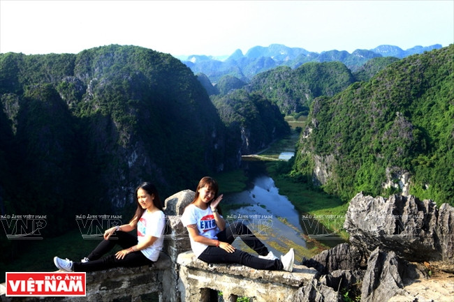 舞洞吸引许多国内外年轻游客前来探索。图自越通社