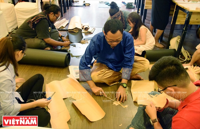 国际木偶艺术家教小朋友做木偶。越南画报记者 山 义