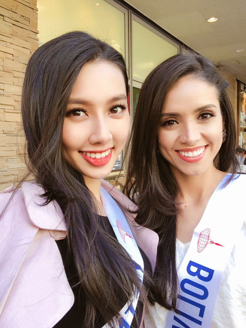 阮菽垂仙和各国选手自拍合影。图自越通社