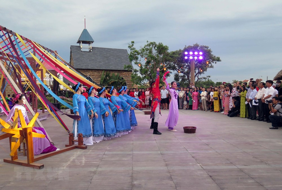 会安印象公园的丝绸舞蹈节目吸引游客们的眼球。越通社记者 杜长 摄