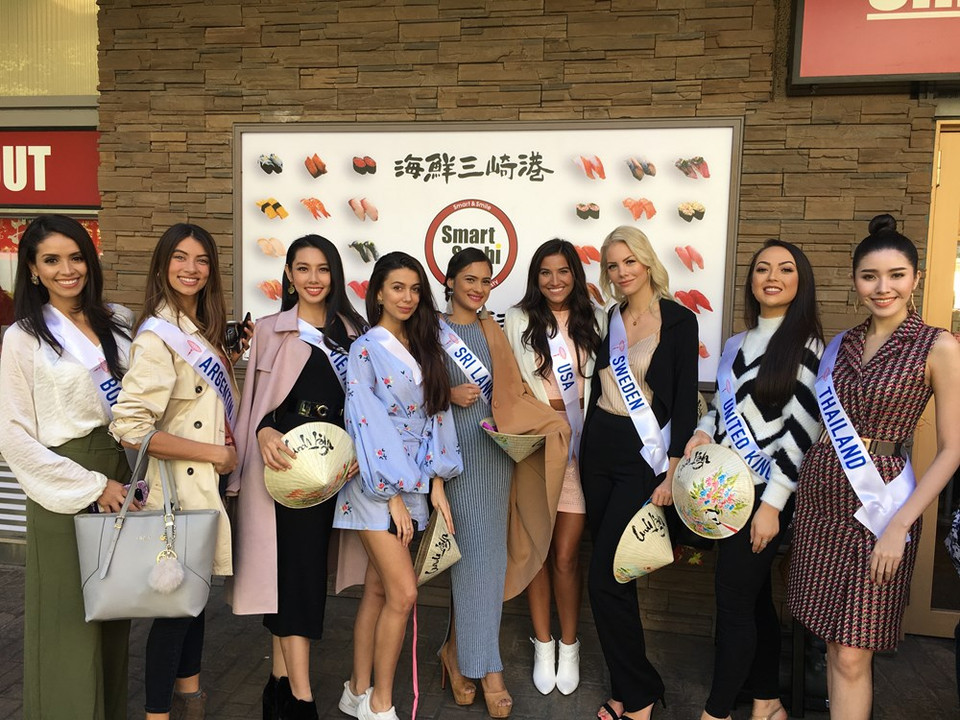 阮菽垂仙向各国选手赠送越南斗笠。图自越通社