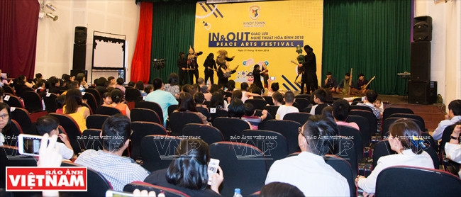 此次艺术节吸引了众多家长携带小朋友来观看，深受少儿观众的欢迎和喜爱。越南画报记者 山 义