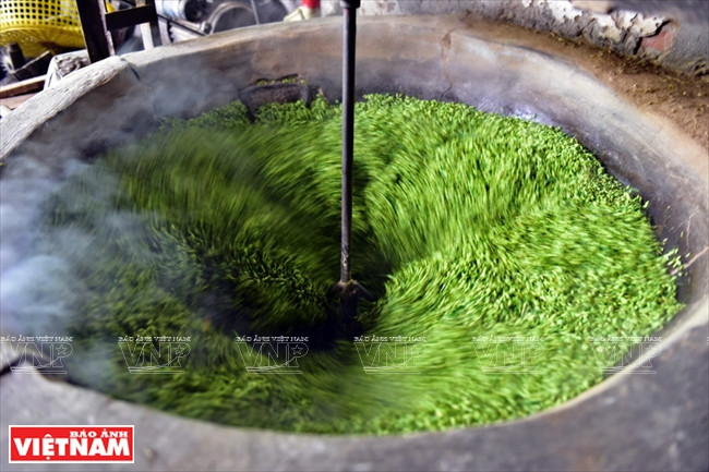 糯米拿来炒，要熟得均匀。炒是最重要的工序，就像煮一锅好饭一样。炒好后用机器碾、舂、筛。 越南画报记者 必山/功达