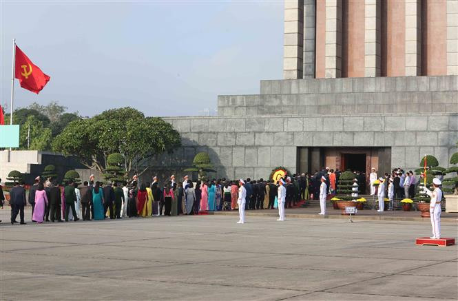 越南第十四届国会第六次会议开幕之前，越南党、国家领导人和国会代表已前往胡志明主席陵墓敬献花圈，并入陵瞻仰胡志明主席遗容。图自越通社
