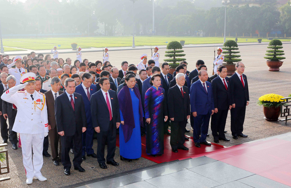越南第十四届国会第六次会议开幕之前，越南党、国家领导人和国会代表已前往胡志明主席陵墓敬献花圈，并入陵瞻仰胡志明主席遗容。图自越通社