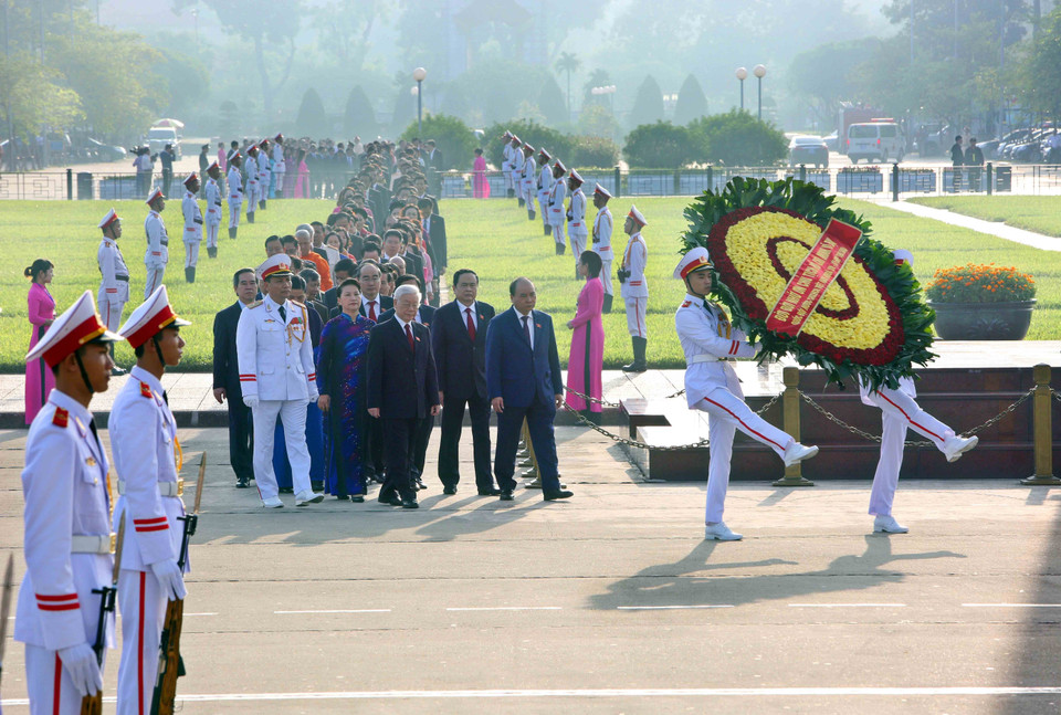 越南第十四届国会第六次会议开幕之前，越南党、国家领导人和国会代表已前往胡志明主席陵墓敬献花圈，并入陵瞻仰胡志明主席遗容。图自越通社