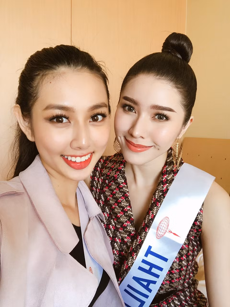 阮菽垂仙和各国选手自拍合影。图自越通社
