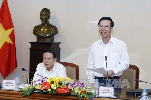 越共中央宣教部部长武文赏对越通社新闻产品的质量给予高度评价。（图片来源：越通社）