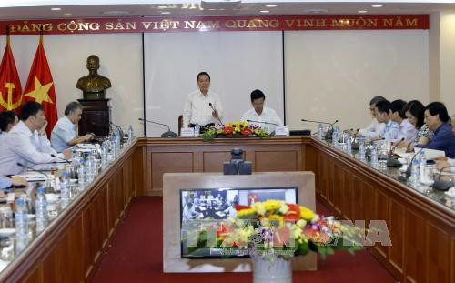 越通社社长阮德利向武文赏部长汇报了本社近段时间的活动情况。（图片来源：越通社）