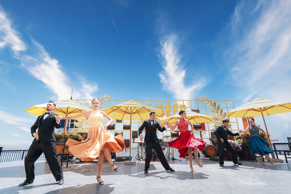 在巴拿山太阳世界旅游区举行的德国啤酒节。图自越通社