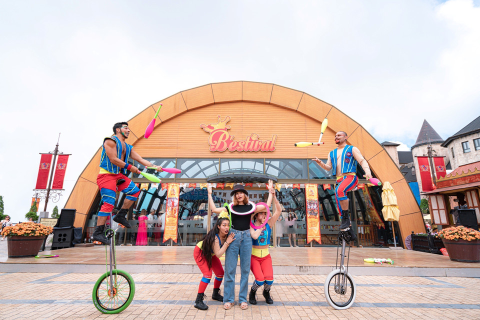 在巴拿山太阳世界旅游区举行丰富多彩的文艺表演活动。图自越通社