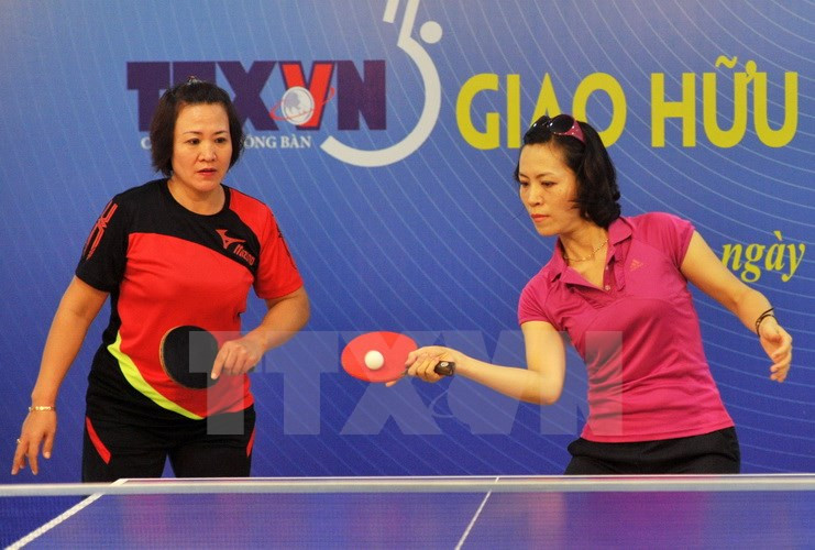 参赛运动员在女双内容进行角逐。（图片来源：越通社）