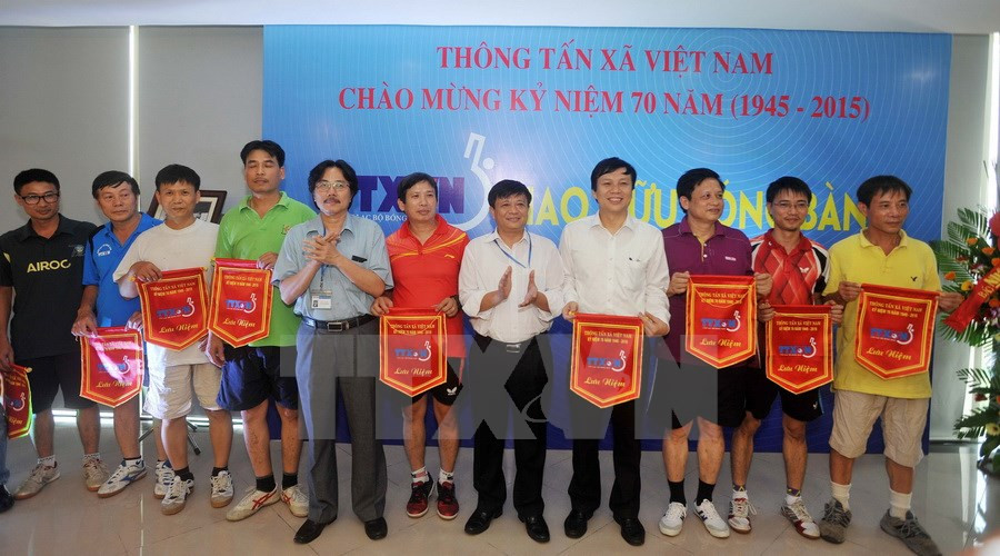 越通社副社长吴何泰和副社长丁登光向参赛代表队授予留念旗。（图片来源：越通社）