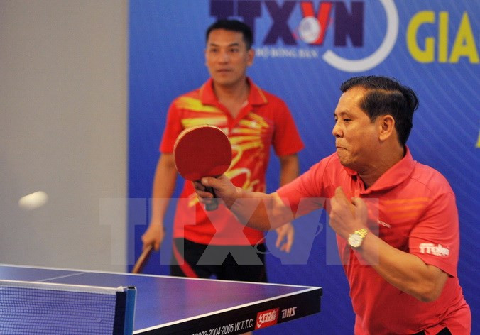 新河内报的苏光判和阮玉海运动员在男双内容进行较量。（图片来源：越通社） （完）