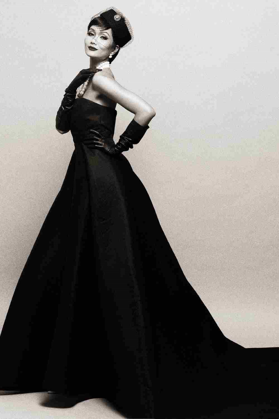 越南环球小姐冠军赫姮尼伊在“超越时间之美”称号10强榜单位居榜首。