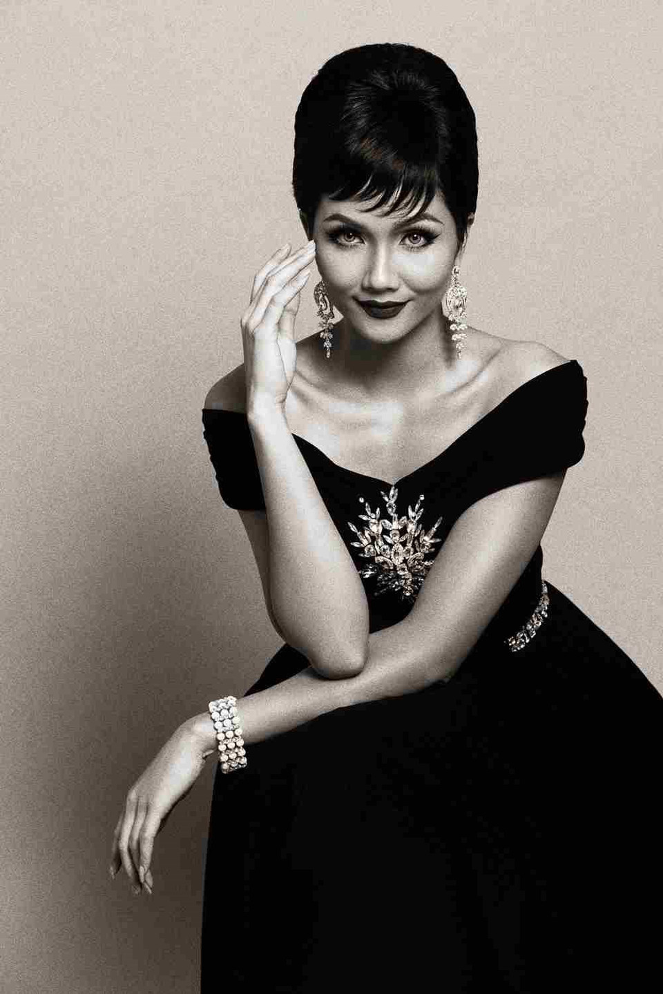 越南环球小姐冠军赫姮尼伊在“超越时间之美”称号10强榜单位居榜首。