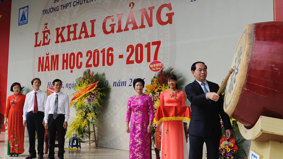 越南国家主席陈大光在河内-阿姆斯特丹高中学校敲起新学年开学鼓声。（图片来源：人民报）