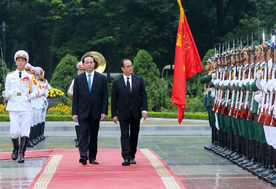  陈大光与弗朗索瓦·奥朗德检阅仪仗队。（图片来源：越通社）