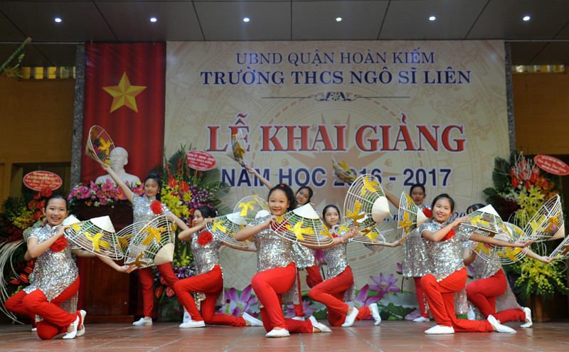 河内市吴士连初中学校在开学典礼上的文艺节目。