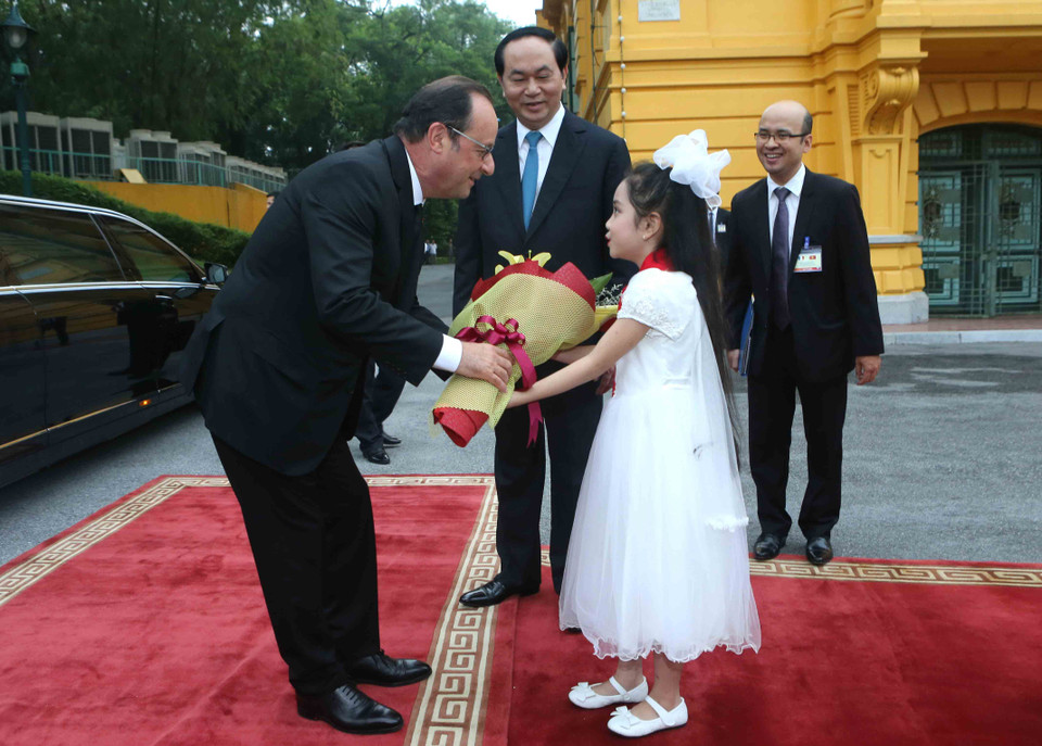  河内市儿童向弗朗索瓦·奥朗德赠送鲜花。（图片来源：越通社）