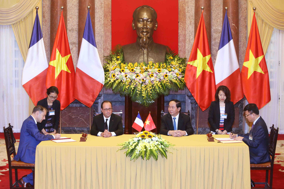  陈大光与弗朗索瓦·奥朗德检阅仪仗队。（图片来源：越通社）