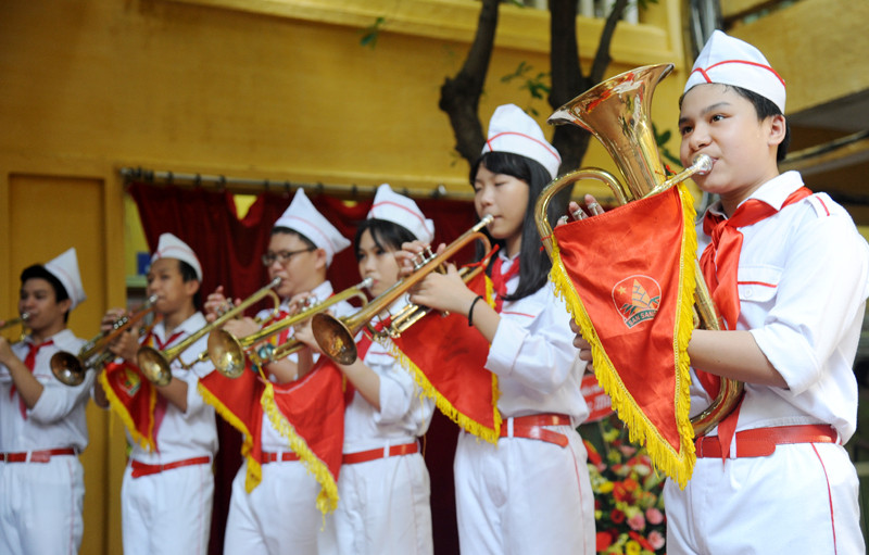 喇叭声催促学生步入新学年。