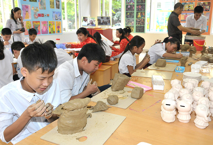 阮廷沼初中学校视障学生在艺术室上绘画课。