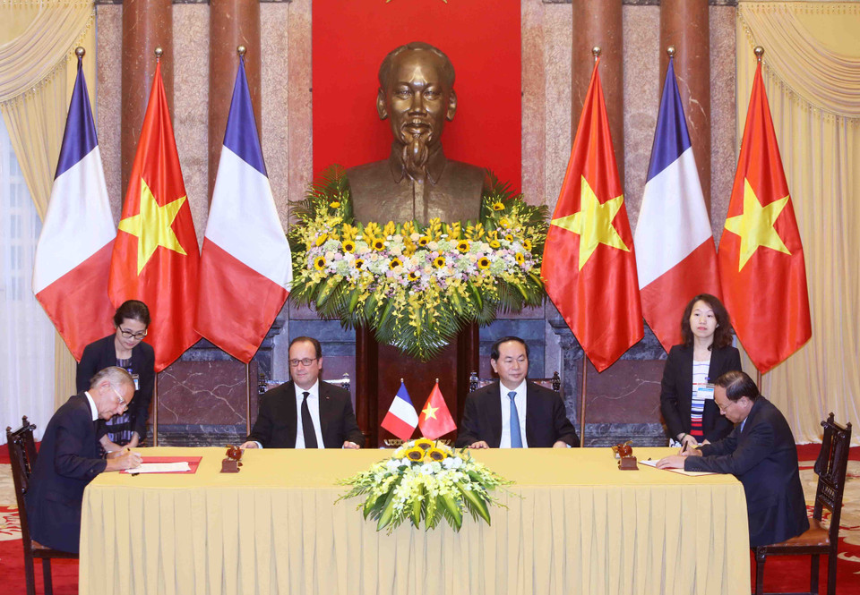  陈大光与弗朗索瓦·奥朗德检阅仪仗队。（图片来源：越通社）